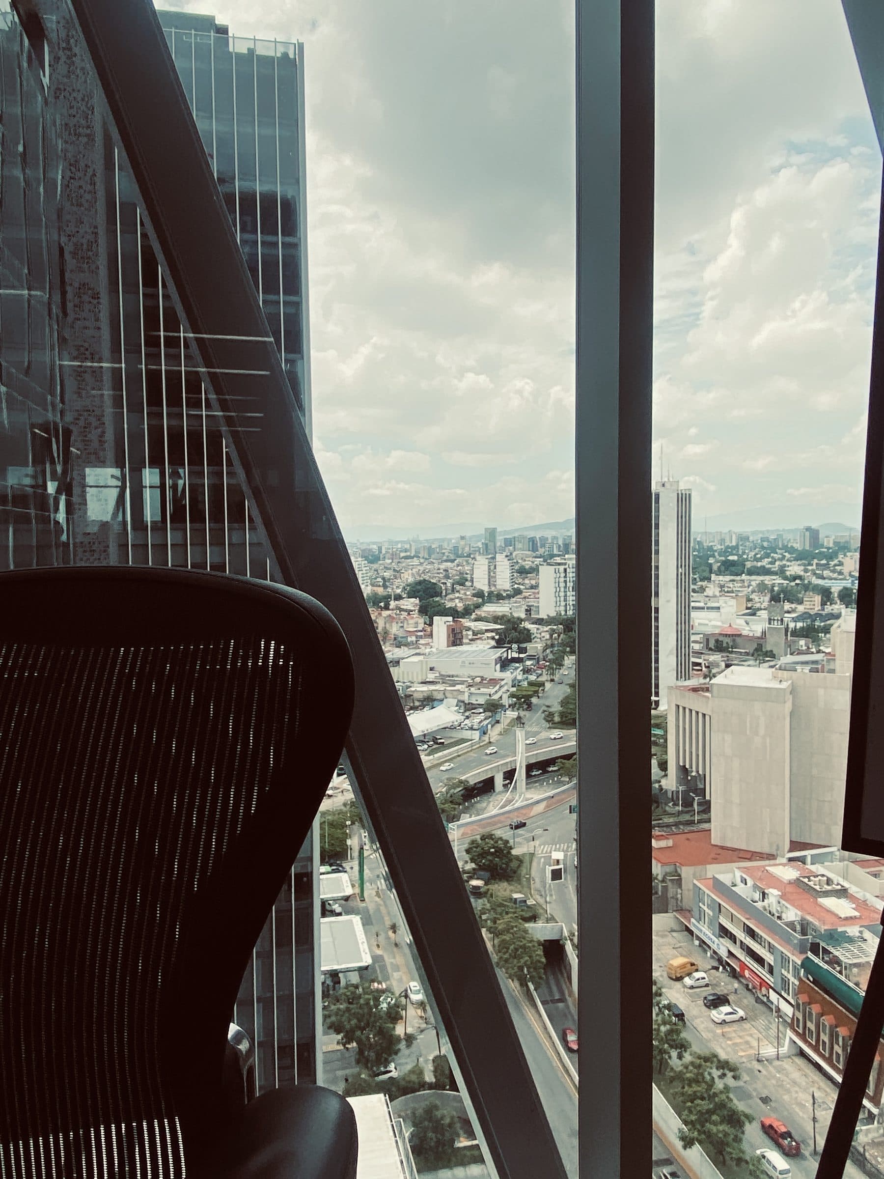 Vista estratégica desde altura — lectura del entorno desde un punto de ventaja