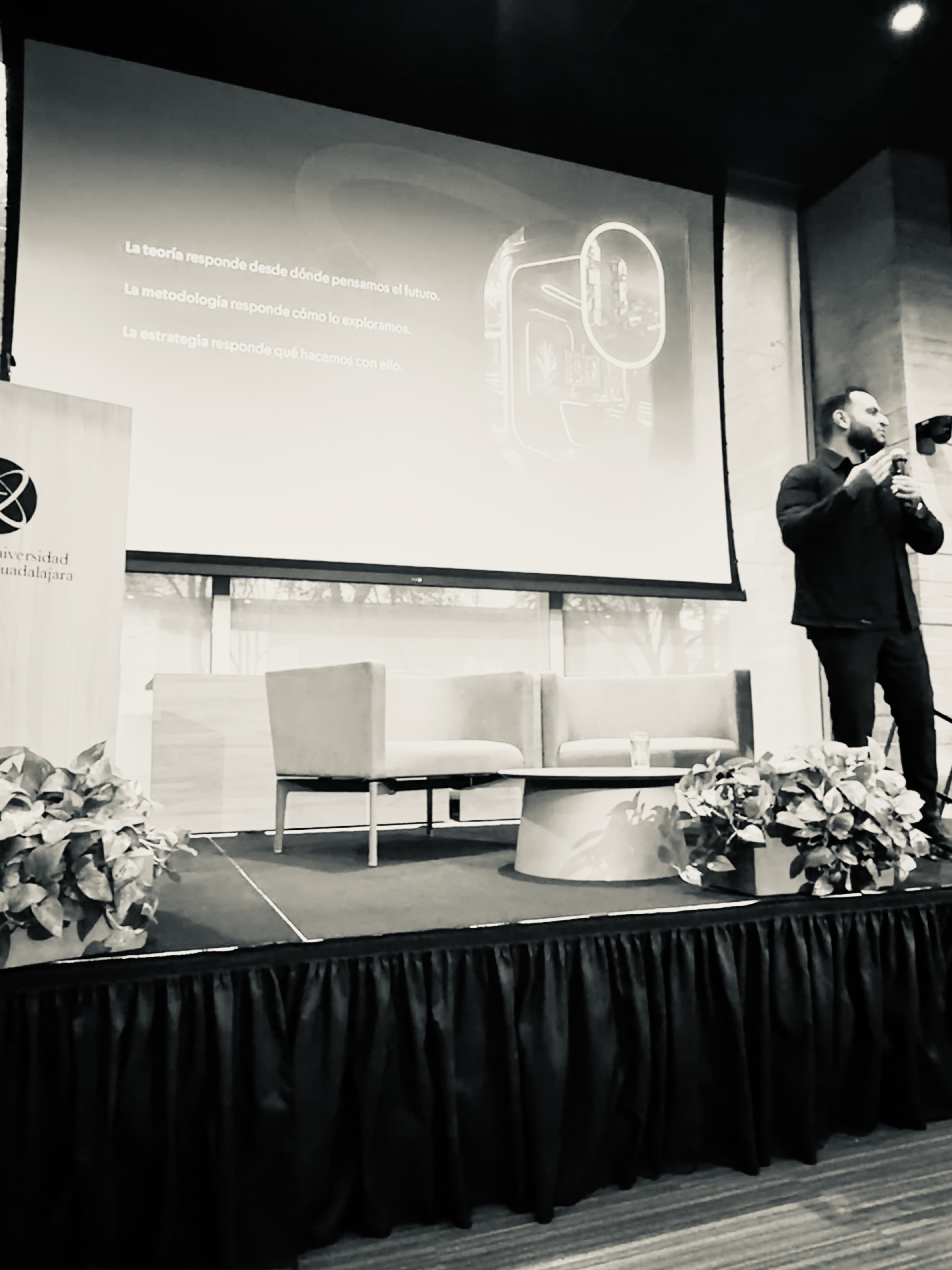 Andrés Valencia presenting at Universidad de Guadalajara