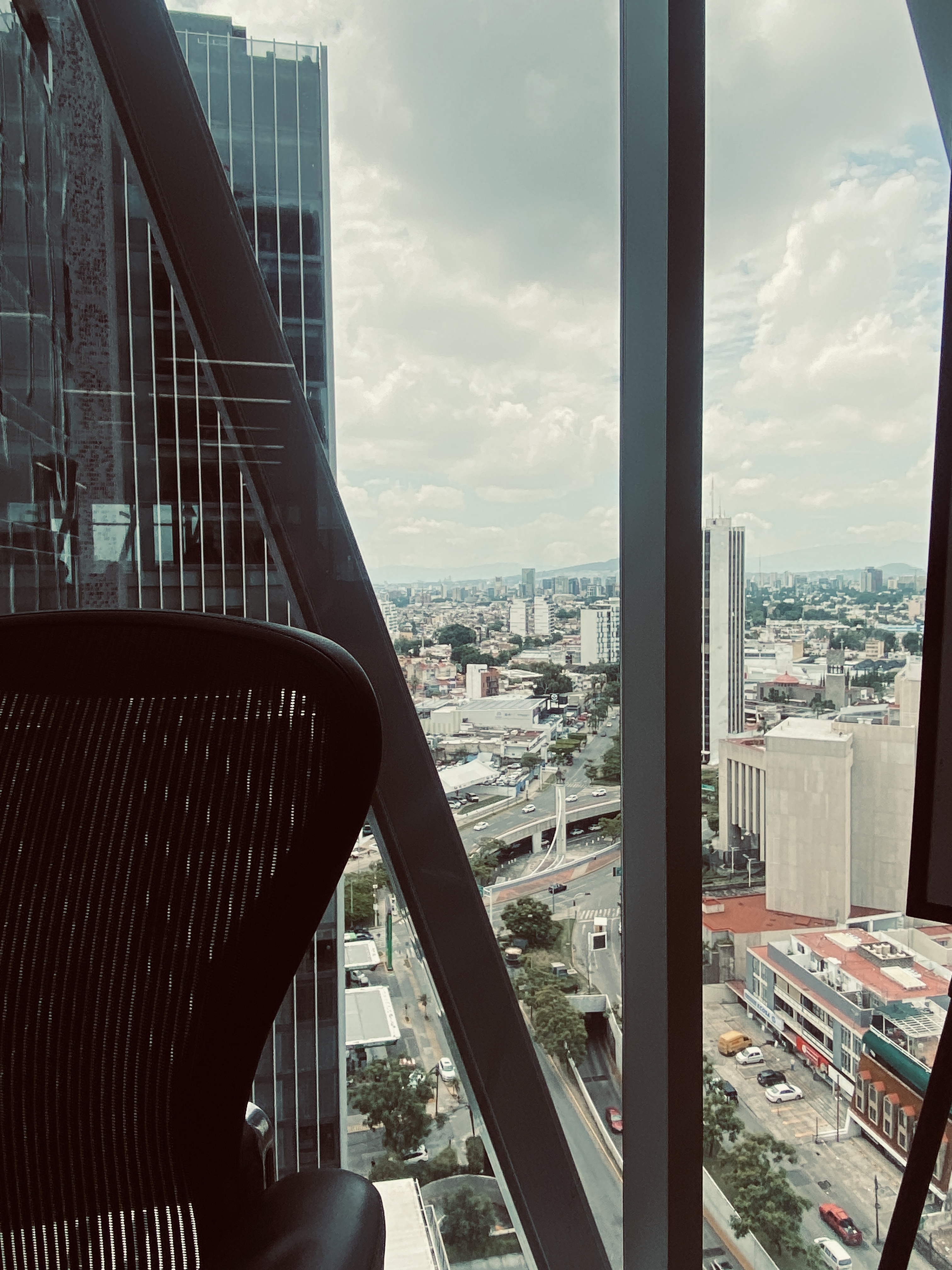 Vista estratégica desde altura — lectura del entorno desde un punto de ventaja